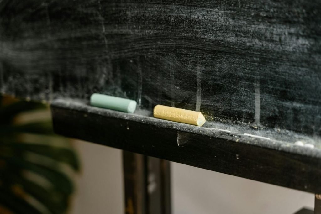 Quadro negro vazio, simbolizando a falha do sistema escolar em ensinar educação financeira.