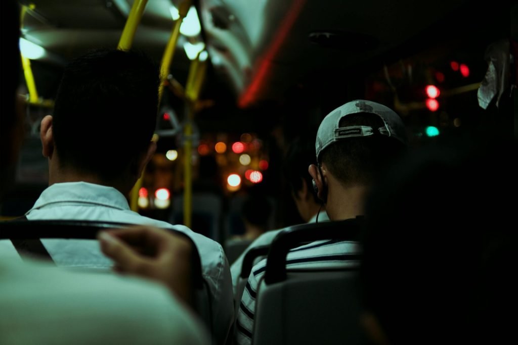 Ônibus lotado de trabalhadores, representando a rotina do povo brasileiro comum